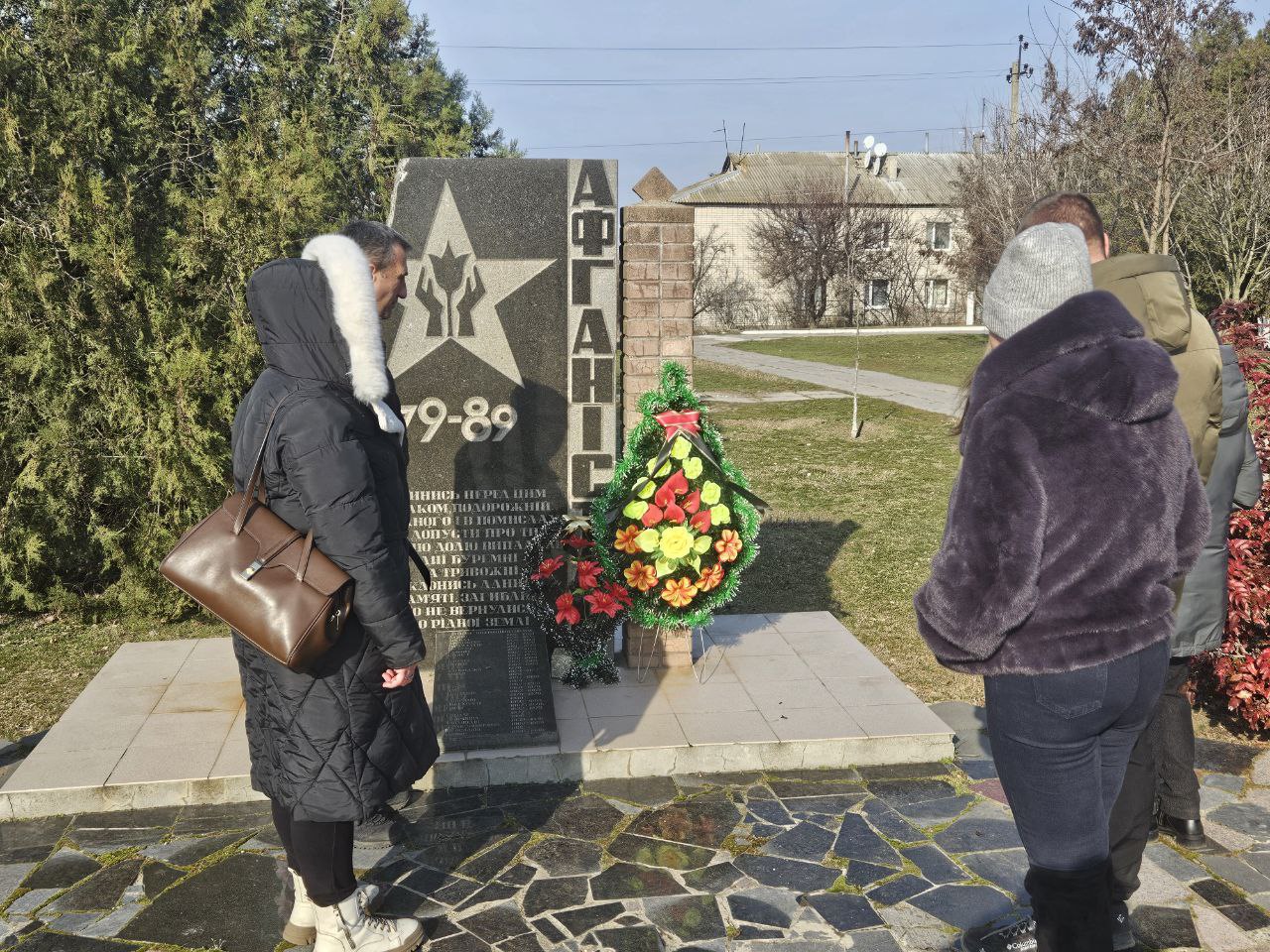 В День памяти войнов-интернационалистов в пгт. Горностаевка сотрудники администрации Горностаевского муниципального округа возложили цветы к мемориалу памяти «Войнов Афганистана»..