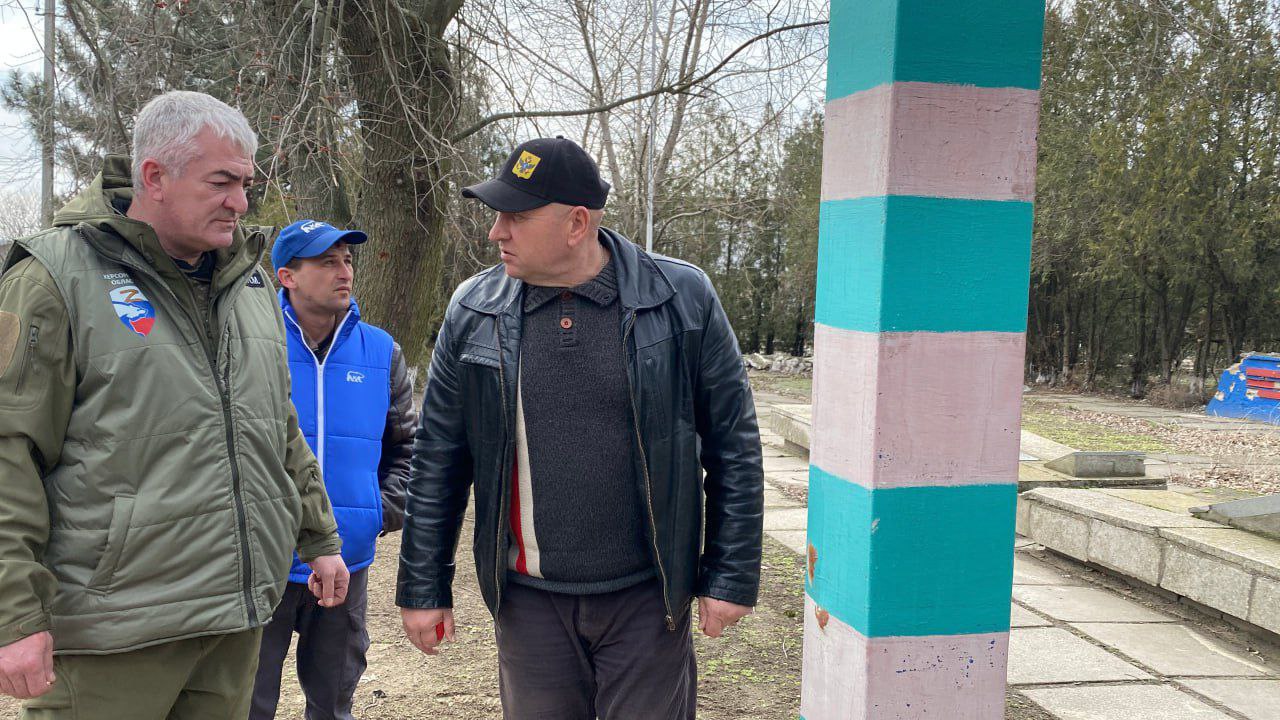 В ходе второго этапа акции «Забота и уход» областные депутаты провели выездные рабочие встречи по восстановлению памятников в прифронтовых районах – Голопристанском и Горностаевском..