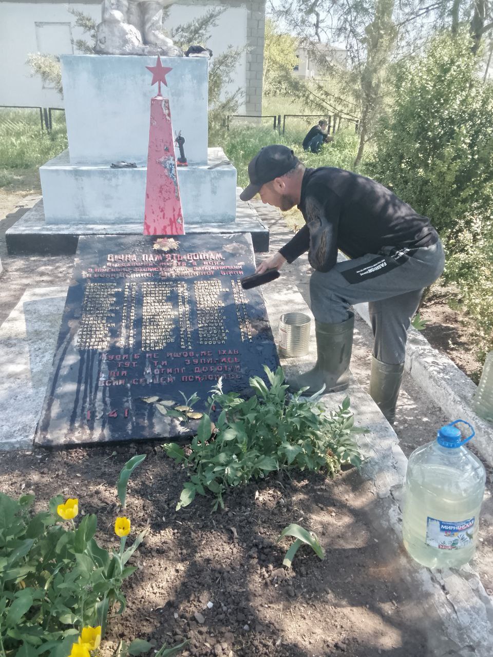 В Горностаевском муниципальном округе продолжаются работы по восстановлению и благоустройству памятников Великой Отечественной Войны..