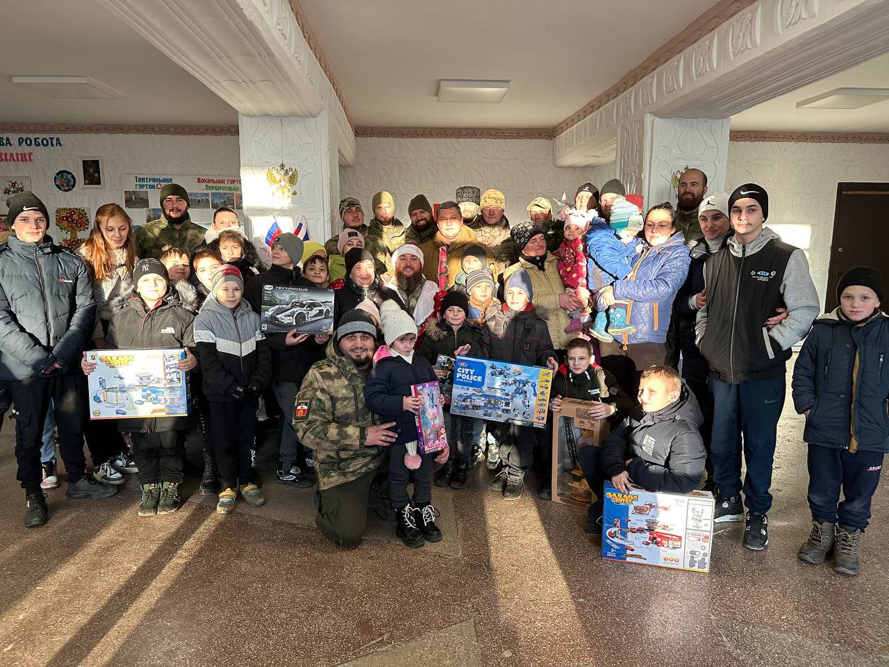 В Алешкинском муниципальном округе, в зоне боевых действий прошел «бум»новогодних подарков для детворы.