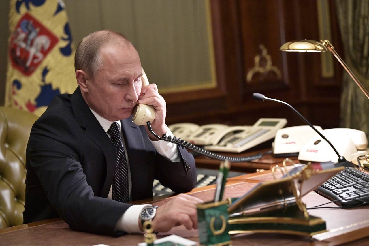 Владимир Путин поручил главе МЧС держать на контроле ситуацию с тепло- и энергоснабжением в Херсонской области.