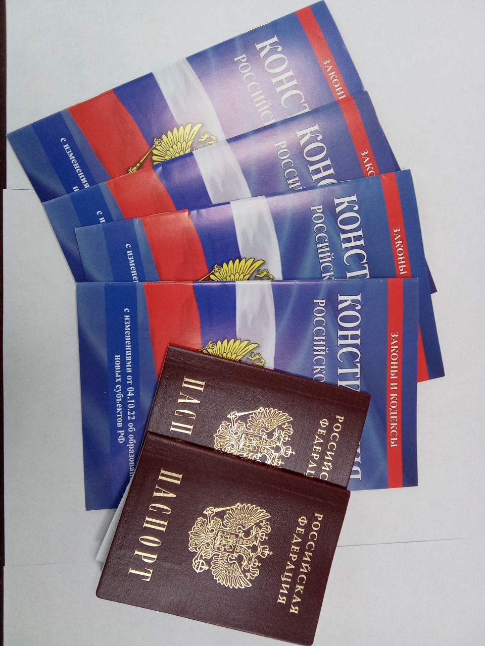 Сотрудники подразделения по вопросам миграции продолжают принимать документы на приобретение гражданства Российской Федерации.
